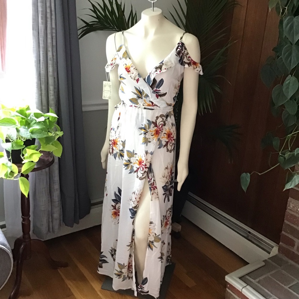 GORGOUS white floral ruffle boho wrap dress